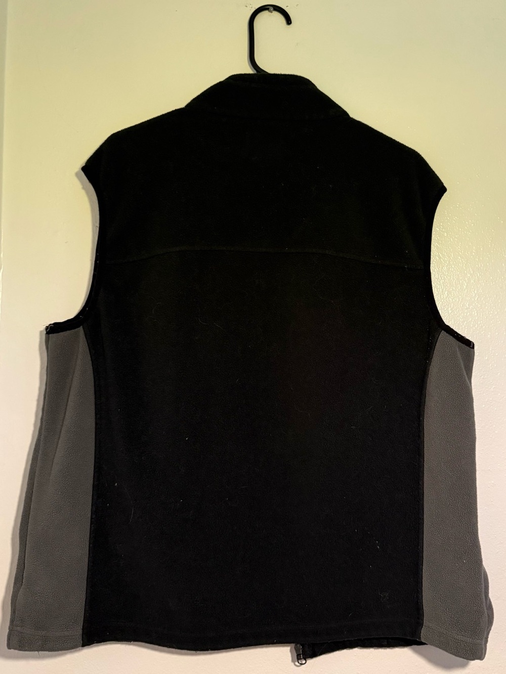 Bass Pro Shops Black and Gray Fleece Vest - Full Zip - Picture 4 of 4